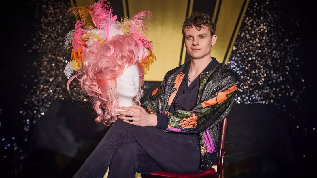 Johannes Hegemann spielt im ZDF-Film «Olivia» den Künstler Oliver Köbel, der als Dragqueen Oliver Knöbel bekannt ist. (Handoutbild) - Bild: Thomas Leidig/ZDF/Florida Film/dpa