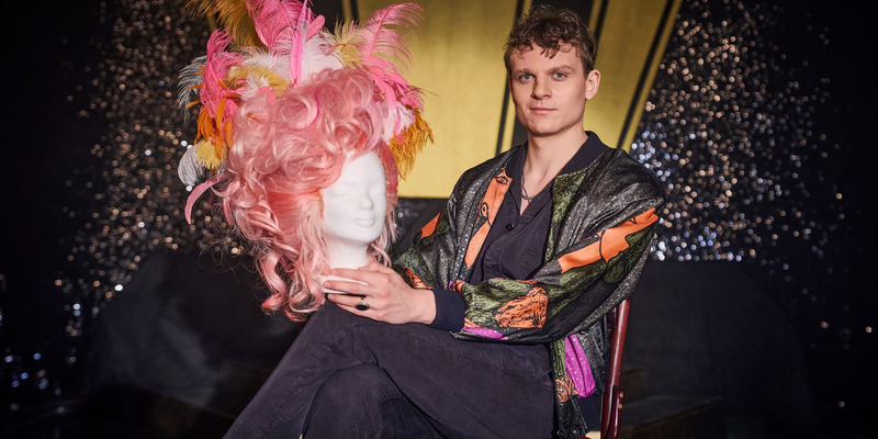 Johannes Hegemann spielt im ZDF-Film «Olivia» den Künstler Oliver Köbel, der als Dragqueen Oliver Knöbel bekannt ist. (Handoutbild) - Foto: Thomas Leidig/ZDF/Florida Film/dpa