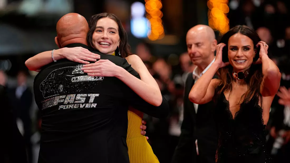 Vin Diesel umarmt die Tochter von Paul Walker, Meadow Walker. - Bild: Andreea Alexandru/Invision/AP/dpa