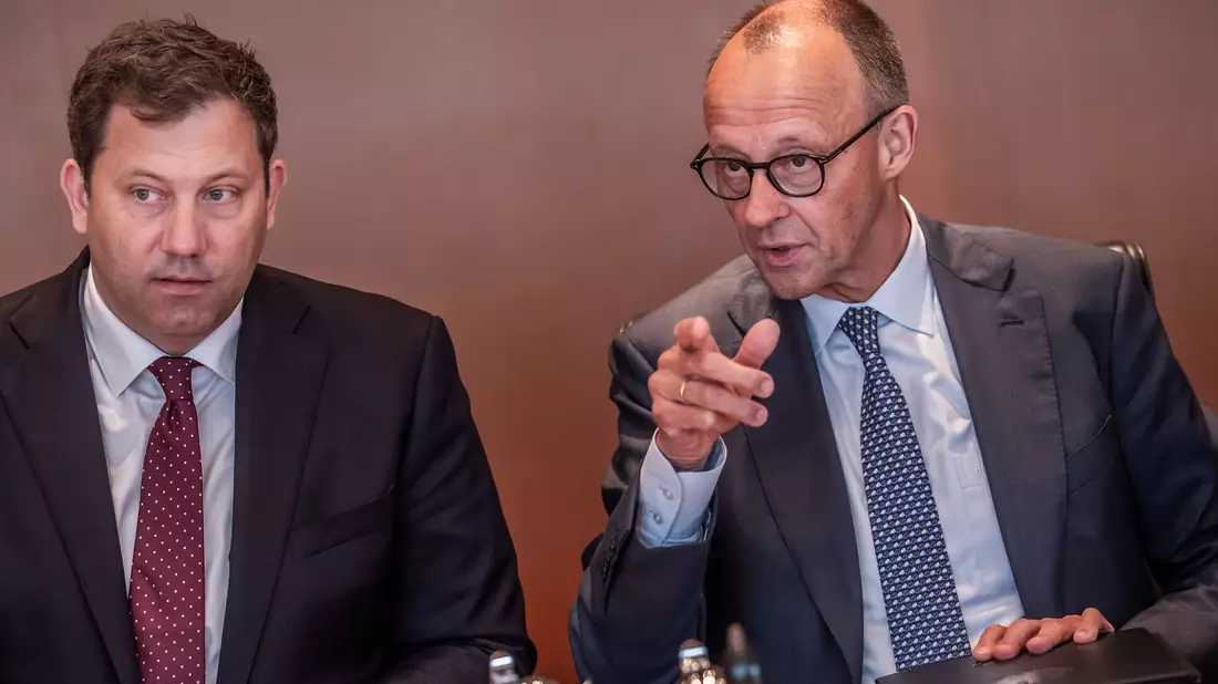 Bundeskanzler Friedrich Merz und Vizekanzler Lars Klingbeil wollen ein Reformpaket schnüren. (Archivfoto) - Bild: Michael Kappeler/dpa