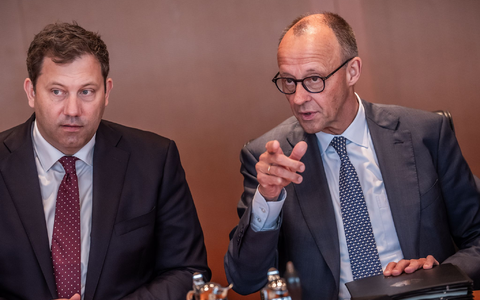 Bundeskanzler Friedrich Merz und Vizekanzler Lars Klingbeil wollen ein Reformpaket schnüren. (Archivfoto) - Foto: Michael Kappeler/dpa
