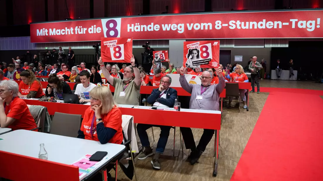 Die Gewerkschaften wollen den Acht-Stunden-Tag verteidigen. (Archivbild) - Bild: Bernd von Jutrczenka/dpa