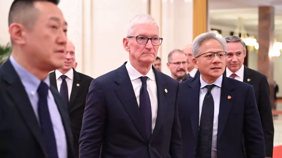 Hochrangige US-Manager wie Apple-CEO Tim Cook (M) sind beim Trump-Besuch dabei.  - Bild: Johannes Neudecker/dpa