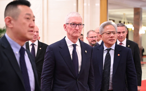 Hochrangige US-Manager wie Apple-CEO Tim Cook (M) sind beim Trump-Besuch dabei.  - Foto: Johannes Neudecker/dpa