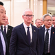 Hochrangige US-Manager wie Apple-CEO Tim Cook (M) sind beim Trump-Besuch dabei.  - Foto: Johannes Neudecker/dpa