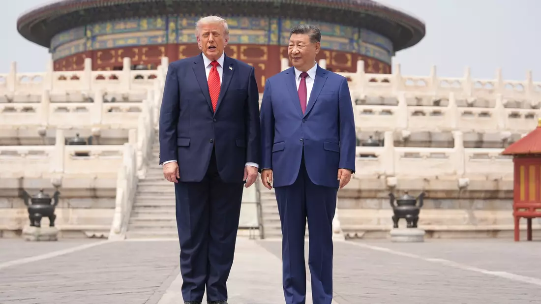 Nach den ersten Gesprächen zeigte Xi Trump den Himmelstempel in Peking. - Bild: Mark Schiefelbein/AP/dpa