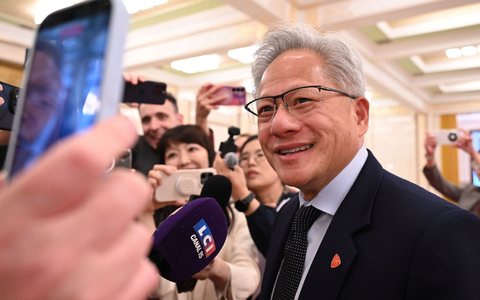 Mit Trump reisten hochrangige US-Wirtschaftsbosse nach Peking - im Bild Nvidia-Chef Jensen Huang. - Foto: Johannes Neudecker/dpa