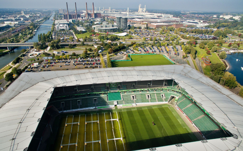 Die VW-Stadt Wolfsburg: im Vordergrund die Volkswagen-Arena, dahinter das Volkswagen-Werk. - Foto: picture alliance / dpa