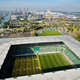 Die VW-Stadt Wolfsburg: im Vordergrund die Volkswagen-Arena, dahinter das Volkswagen-Werk. - Foto: picture alliance / dpa