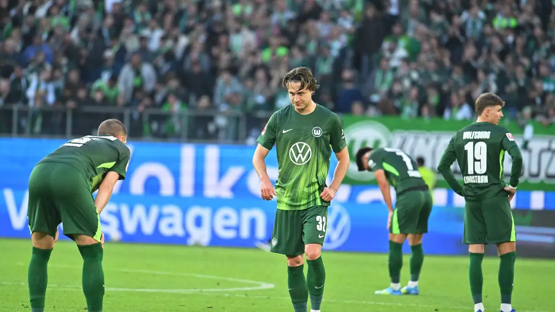 Die Spieler des VfL Wolfsburg nach der Niederlage gegen Bayern München. - Bild: Swen Pförtner/dpa