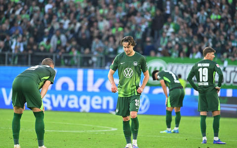 Die Spieler des VfL Wolfsburg nach der Niederlage gegen Bayern München. - Foto: Swen Pförtner/dpa