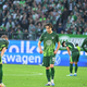 Die Spieler des VfL Wolfsburg nach der Niederlage gegen Bayern München. - Foto: Swen Pförtner/dpa