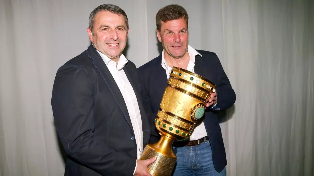 Pokalsieger 2015: Der damalige Wolfsburger Sportdirektor Klaus Allofs und Trainer Dieter Hecking (r). - Bild: picture alliance / dpa
