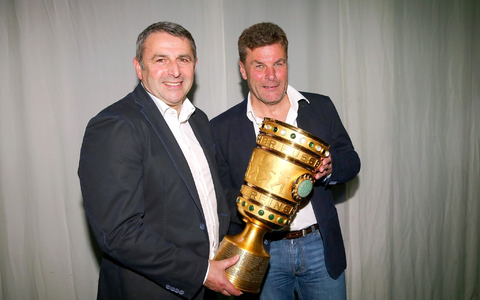 Pokalsieger 2015: Der damalige Wolfsburger Sportdirektor Klaus Allofs und Trainer Dieter Hecking (r). - Foto: picture alliance / dpa