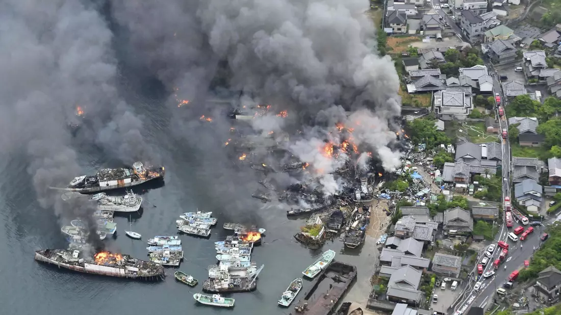 Das Feuer soll sich zunächst von ausrangierten Schiffen ausgebreitet haben. - Bild: -/kyodo/dpa