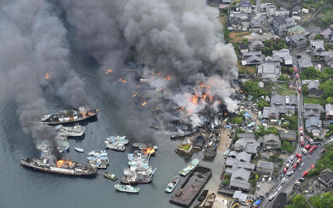 Das Feuer soll sich zunächst von ausrangierten Schiffen ausgebreitet haben. - Foto: -/kyodo/dpa
