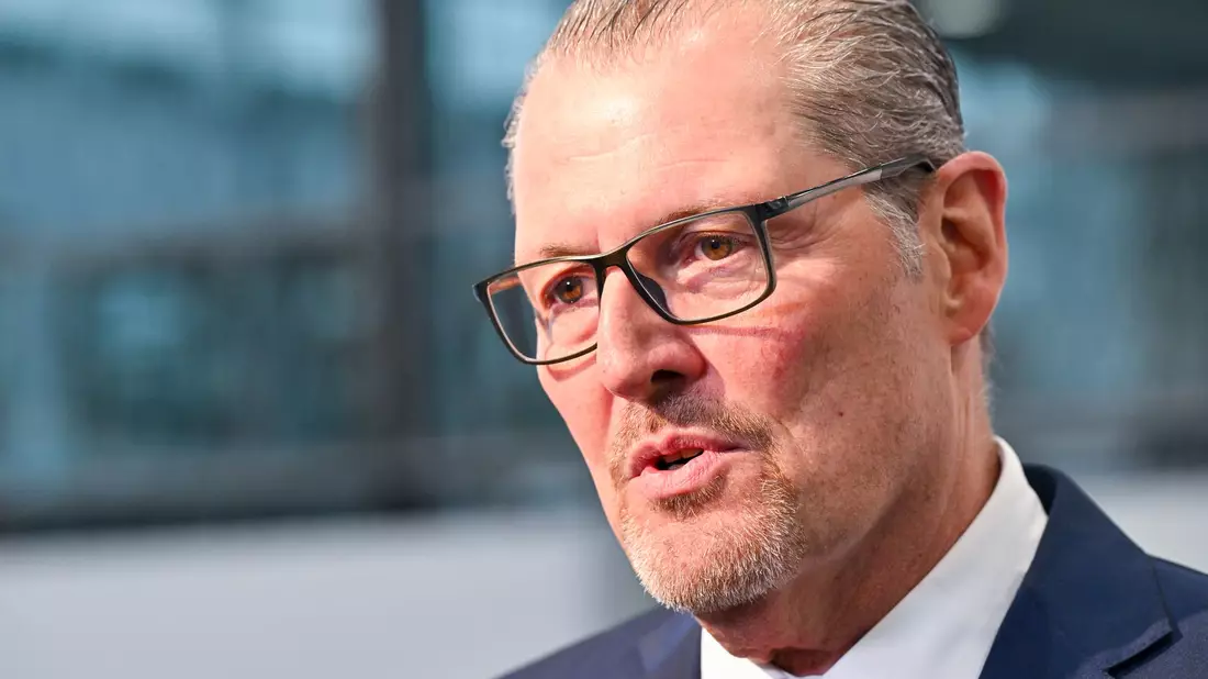 Arbeitgeberpräsident Rainer Dulger sieht vor allem bei Gewerkschaften und SPD die Notwendigkeit, sich zu bewegen. (Archivbild) - Bild: Peter Kneffel/dpa