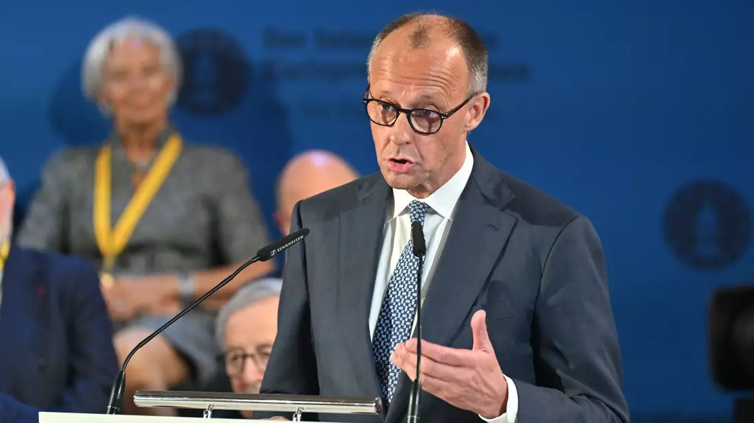 Bundeskanzler Friedrich Merz (CDU) hat bei der Karlspreis-Verleihung in Aachen Reformen angemahnt. - Bild: Henning Kaiser/dpa