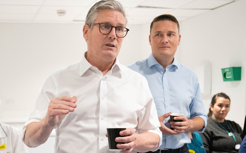 In besseren Zeiten machten Keir Starmer (links) und Wes Streeting (rechts) gemeinsam Wahlkampf. (Archivfoto) - Foto: Stefan Rousseau/PA Wire/dpa