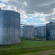 Öltanks stehen an der Absturzstelle einer Drohne in einer Lageranlage in Rezekne. - Foto: Alexander Welscher/dpa