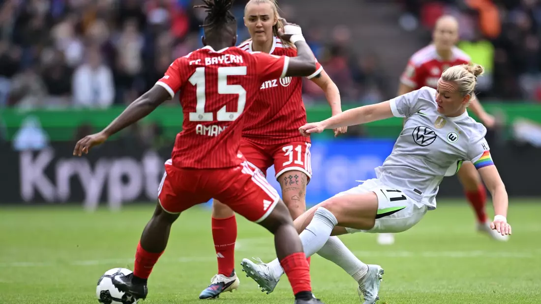 Voller Einsatz: Alexandra Popp (r). - Bild: Fabian Strauch/dpa