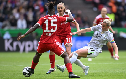 Voller Einsatz: Alexandra Popp (r). - Foto: Fabian Strauch/dpa