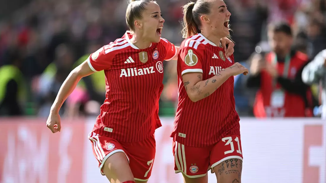 Münchner Jubel: Giulia Gwinn (l) freut sich mit 1:0-Torschützin Georgia Stanway. - Bild: Fabian Strauch/dpa