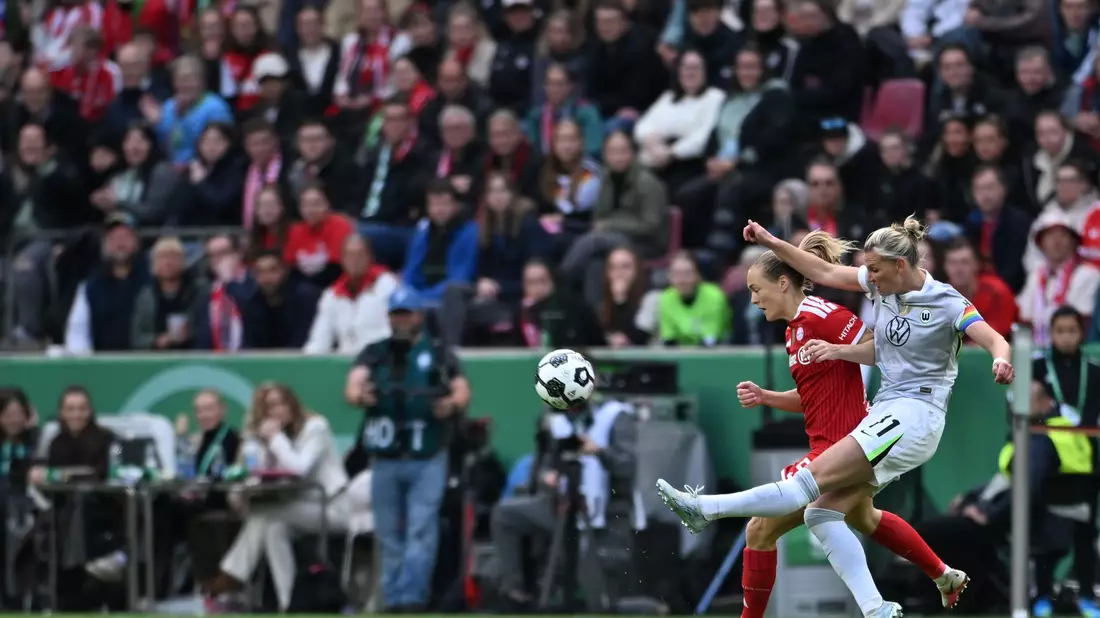 Große Kulisse: Das Kölner Stadion war so voll wie noch nie in einem Pokalfinale. - Bild: Fabian Strauch/dpa