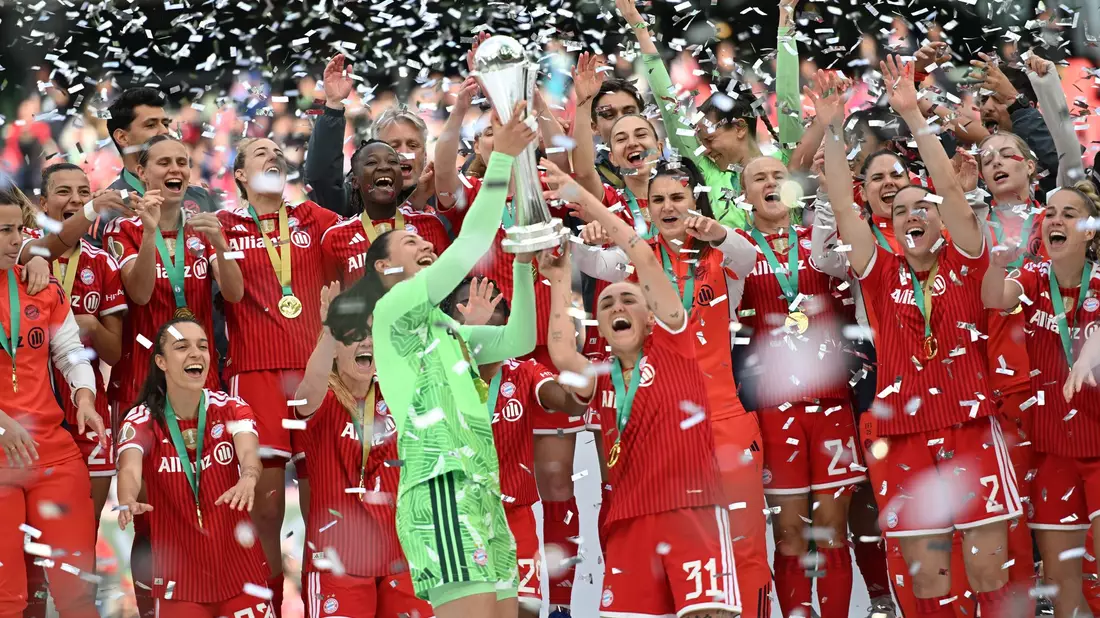 Die Münchnerinnen feiern wieder. - Bild: Fabian Strauch/dpa
