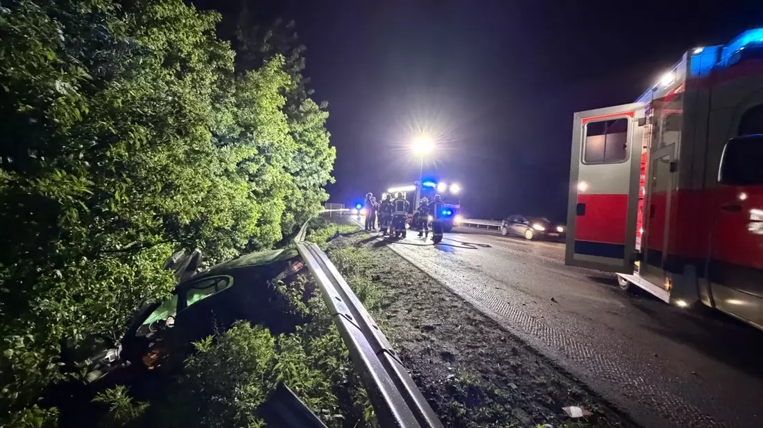 FW-NE: Verkehrsunfall auf der A57 | Ersthelfer betreuen Fahrerin vor Eintreffen der Feuerwehr - Bild: presseportal.de