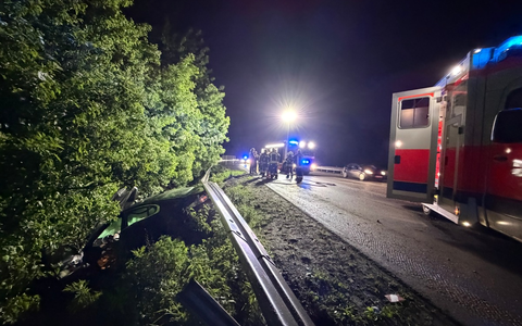 FW-NE: Verkehrsunfall auf der A57 | Ersthelfer betreuen Fahrerin vor Eintreffen der Feuerwehr - Foto: presseportal.de