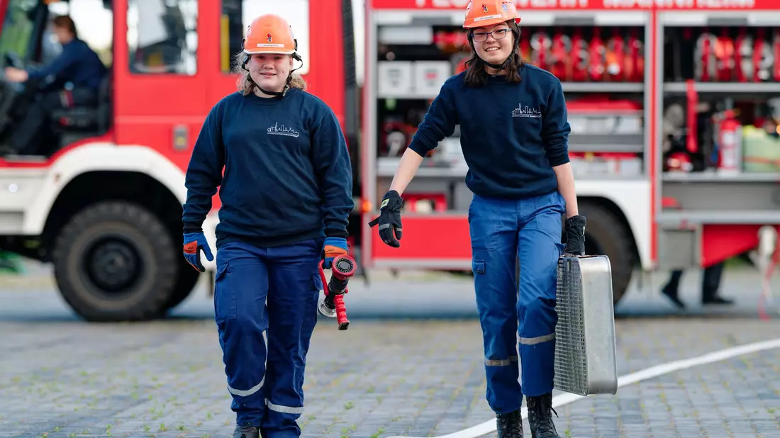 Bei der Jugendfeuerwehr in Mannheim üben Jugendliche Feuer löschen, Menschen retten und Teamarbeit.  - Bild: Uwe Anspach/dpa