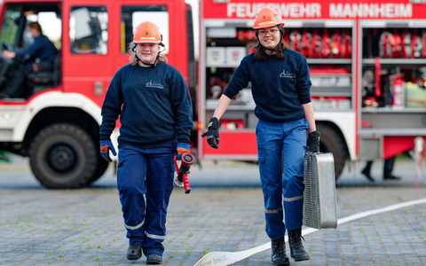 Bei der Jugendfeuerwehr in Mannheim üben Jugendliche Feuer löschen, Menschen retten und Teamarbeit.  - Foto: Uwe Anspach/dpa