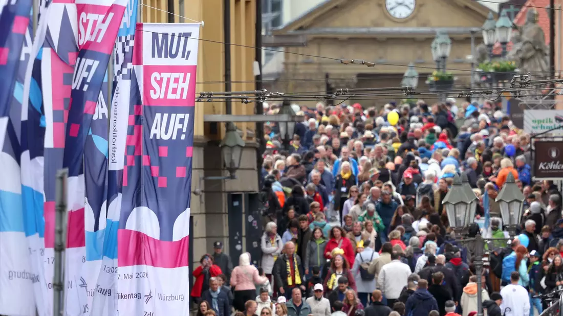 Zahlreiche Menschen sind in der Würzburger Innenstadt unterwegs. - Bild: Karl-Josef Hildenbrand/dpa