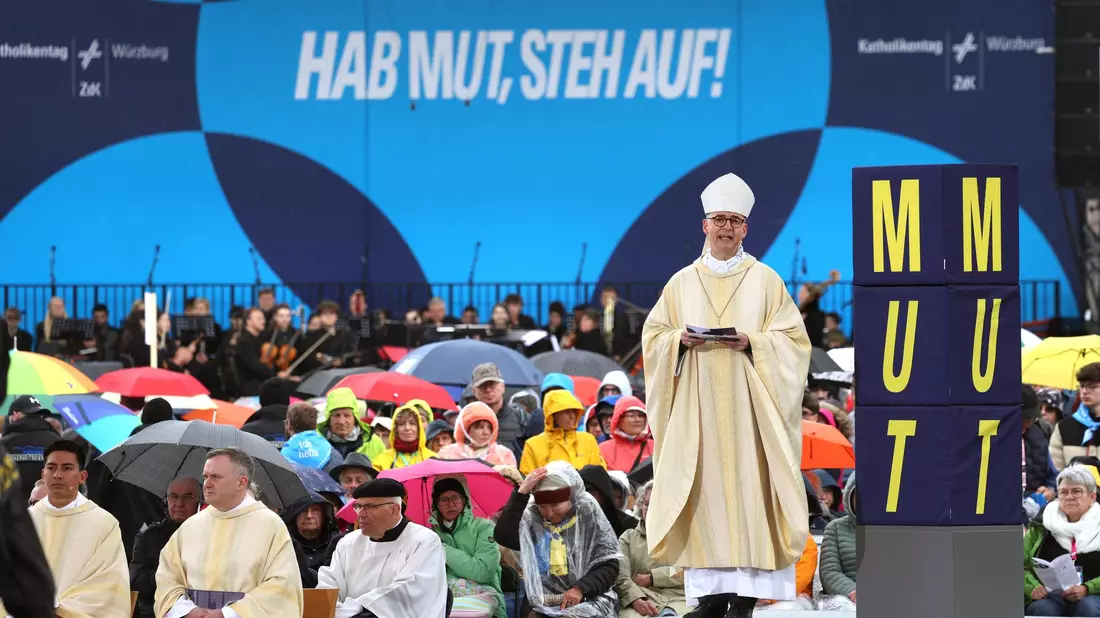 Bischof Jung spricht im Gottesdienst. - Bild: Karl-Josef Hildenbrand/dpa