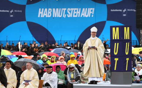 Bischof Jung spricht im Gottesdienst. - Foto: Karl-Josef Hildenbrand/dpa
