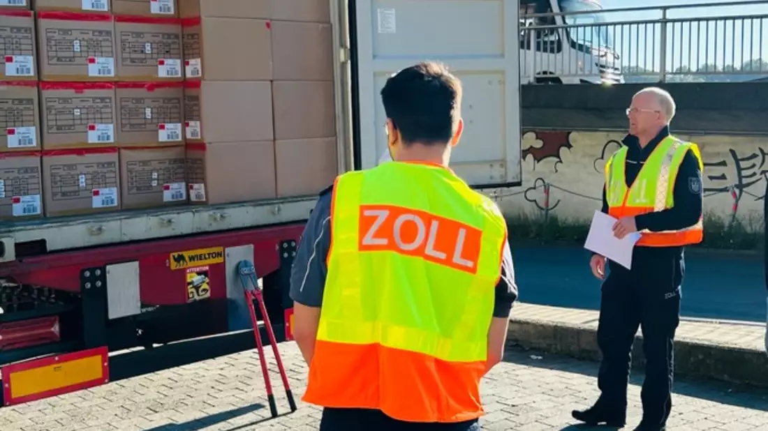 HZA-GI: Zwischen Kontrollen und Ermittlungen: Hauptzollamt Gießen in Zahlen - rund 2,4 Milliarden Steuereinnahmen und 13 Millionen Warensendungen abgefertigt - Bild: presseportal.de