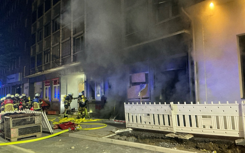 FW-E: Kellerbrand in leerstehendem Gebäude in der Essener Innenstadt - vier Personen mit Brandfluchthauben gerettet - Foto: presseportal.de