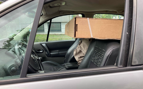POL-HA: Riesiger Fernseher in viel zu kleinem Auto transportiert - Foto: presseportal.de