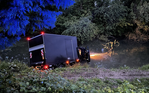POL-PDLD: Neuburg am Rhein - LKW-Fahrer muss aus Altrhein gerettet werden - Foto: presseportal.de