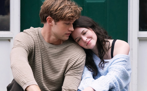First Look von INTO THE DEEP BLUE / Coming-of-Age-Drama mit Damian Hardung - Foto: presseportal.de