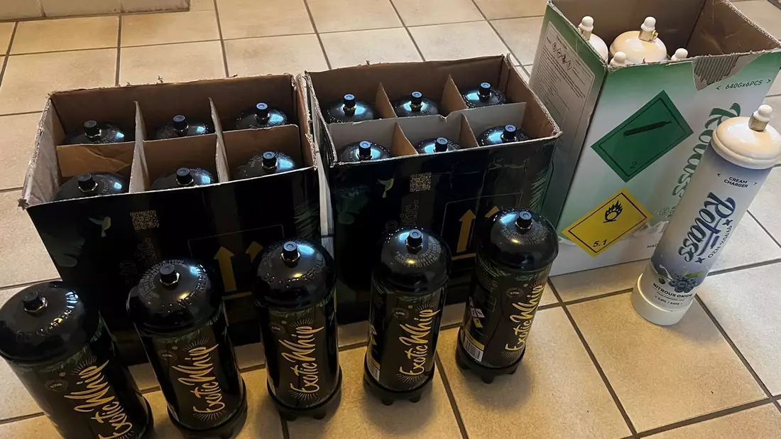 POL-GÖ: (133/2026) Zufallsfund bei Präventionseinsatz - Polizei beschlagnahmt 22 Kartuschen Lachgas, Schreckschusswaffen, größere Menge Bargeld und ca. 500 Gramm Cannabis in Herzberg - Bild: presseportal.de