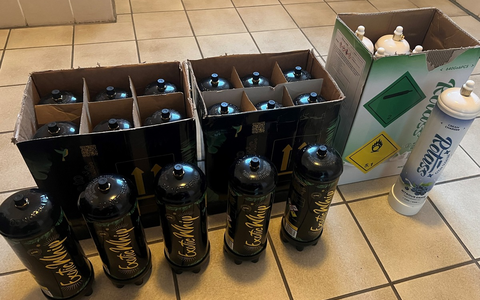 POL-GÖ: (133/2026) Zufallsfund bei Präventionseinsatz - Polizei beschlagnahmt 22 Kartuschen Lachgas, Schreckschusswaffen, größere Menge Bargeld und ca. 500 Gramm Cannabis in Herzberg - Foto: presseportal.de