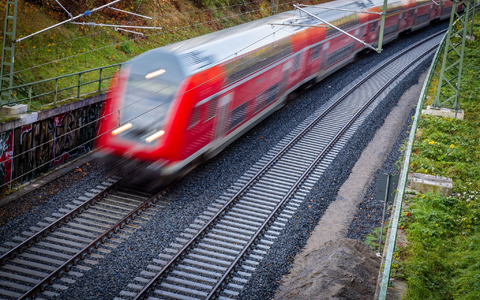Nach gut neunmonatiger Generalsanierung fuhr der erste Personenzug wieder von Schwerin nach Hamburg. (Archivbild) - Foto: Jens Büttner/Deutsche Presse-Agentur GmbH/dpa