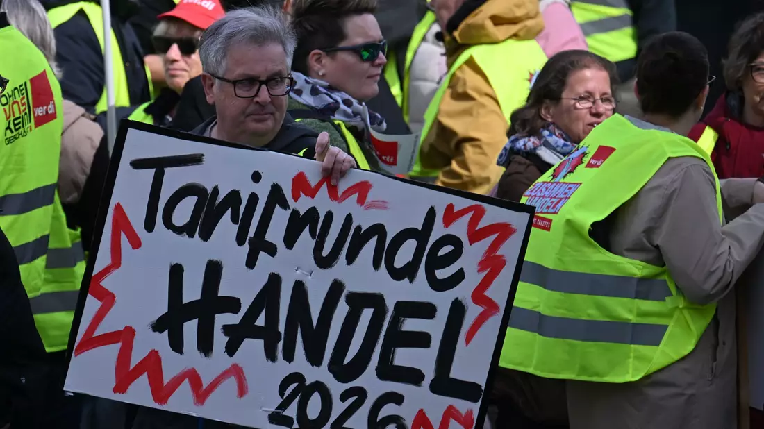 Verdi startet bundesweit Warnstreiks im Handel.  - Bild: Federico Gambarini/dpa