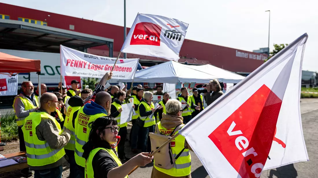 Auch am Penny-Logisitkzentrum Großbeeren wurde gestreikt. - Bild: Fabian Sommer/dpa