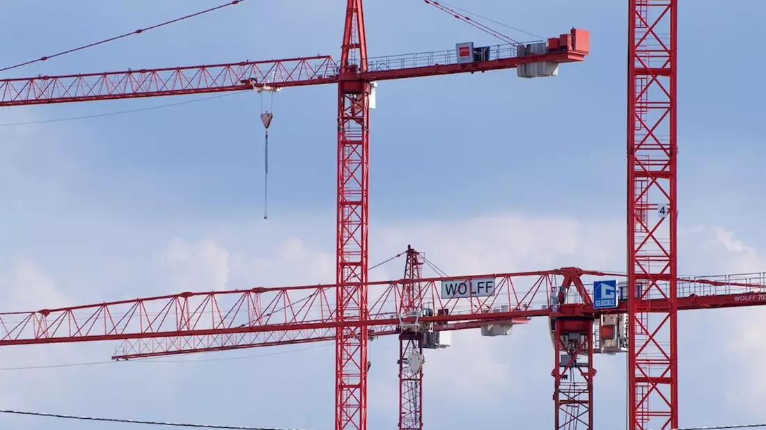 Lieferengpässe setzen dem Wohnungsbau zu. (Archivbild) - Bild: Carsten Hoefer/dpa