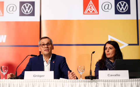 Thorsten Gröger und Daniela Cavallo sehen die Tarifeinigung von Ende 2024 weiter als verbindliche Grundlage für die Zukunft der VW-Standorte. (Archivbild) - Foto: Moritz Frankenberg/dpa