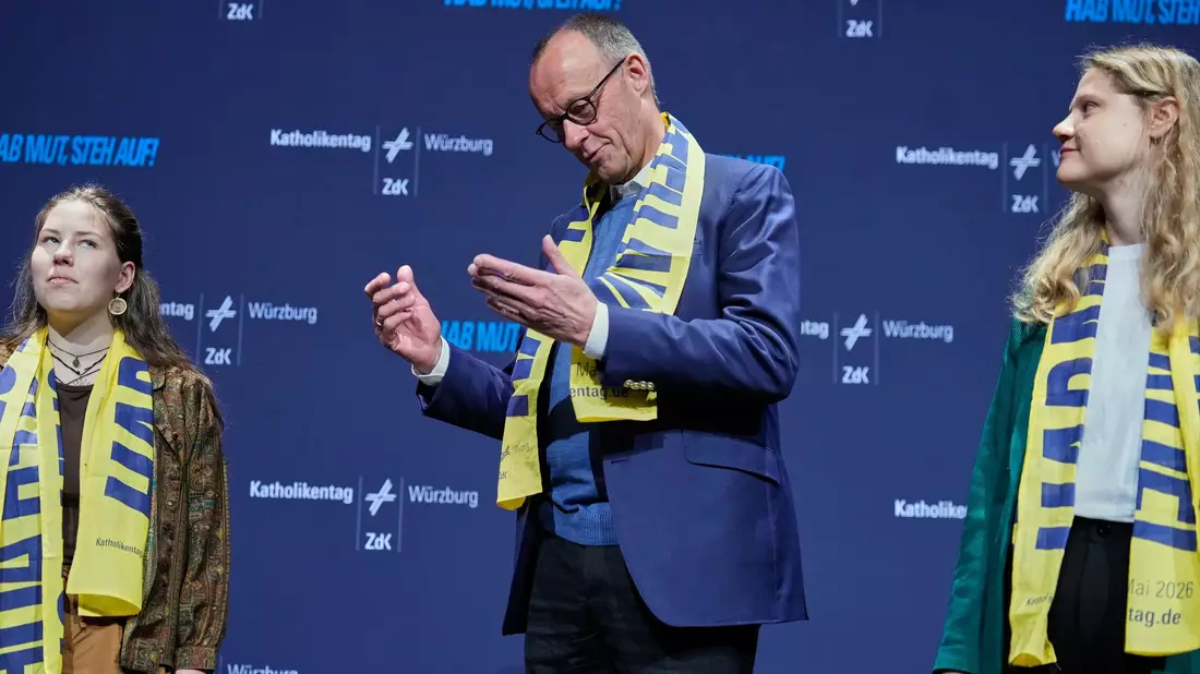 Der Kanzler zeigt sich in Würzburg selbstkritisch. - Bild: Matthias Schrader/AP Pool/dpa