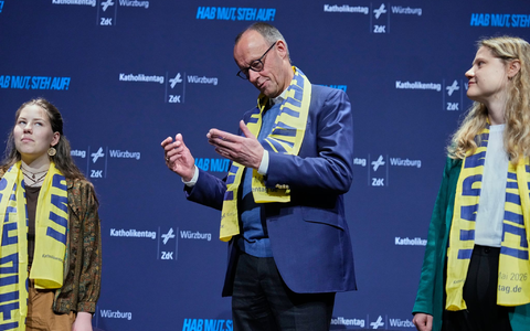 Der Kanzler zeigt sich in Würzburg selbstkritisch. - Foto: Matthias Schrader/AP Pool/dpa